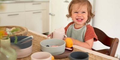 Kleinkind isst mit Bio Besteck und Geschirr