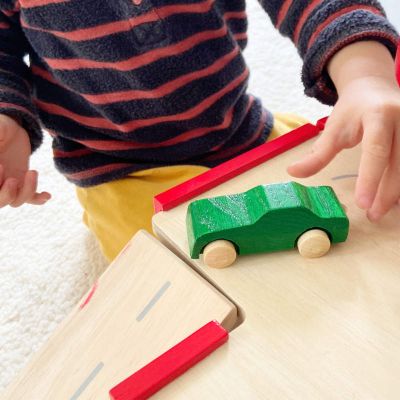 Kind spielt mit spiel gut Holzauto