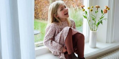 Kind auf Fensterbank mit Bio Leggings
