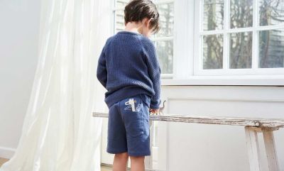 Kind trägt Bio Shorts