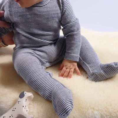 Baby trägt Strampler mit Fuß