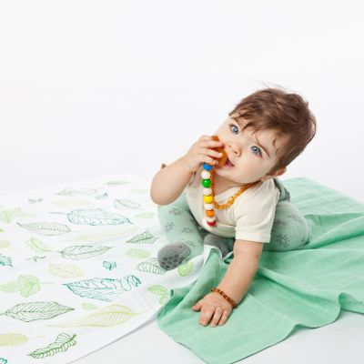 Baby mit Bernsteinkette Wirkung gegen Zahnungsschmerzen
