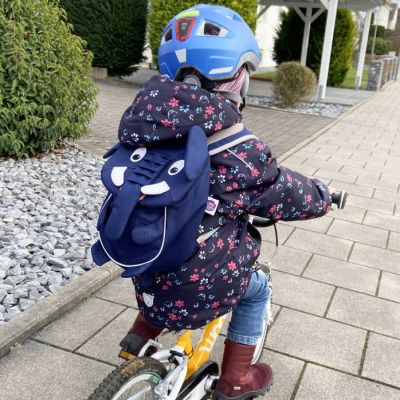 Kind mit Rucksack auf Fahrrad