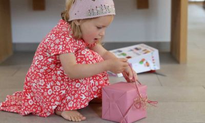 4 jähriges Kind öffnet Geburtstagsgeschenk