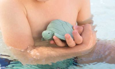 Kind in Wasser spielt mit Bio Badespielzeug