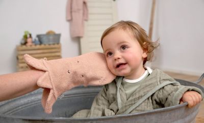 Kind in Wanne mit Bio Waschlappen
