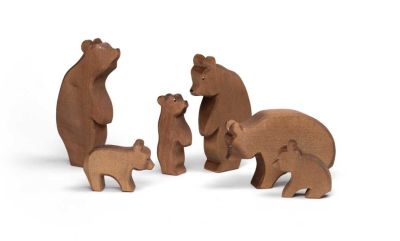 Gruppe von Holztieren Bären