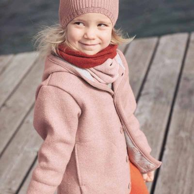 Kind auf dem Steg mit rosa Jacke und Mütze