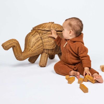 Baby in braunen Wollfleece Overall von Kitz Heimat