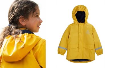 Kind trägt Kinder Regenjacke