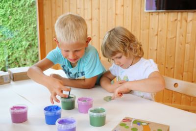 Kinder malen mit Fingermalfarben