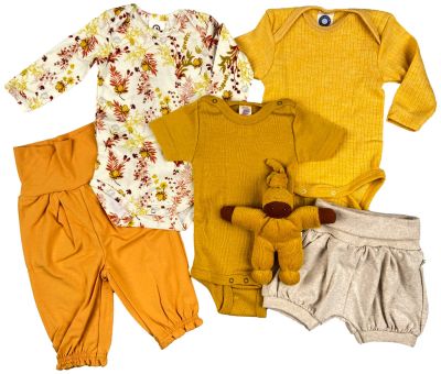 Unterschiedliche Sommerbaby Kleidungsstücke