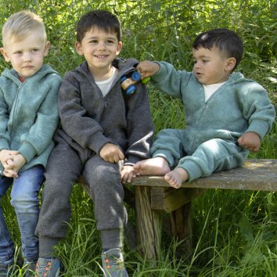 Kinder mit Wollwalk Kleidungsstücken von Engel Natur