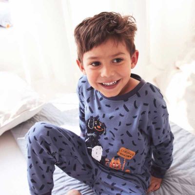 Kind in dunkelblauen Bio Kindermode Schlafanzug