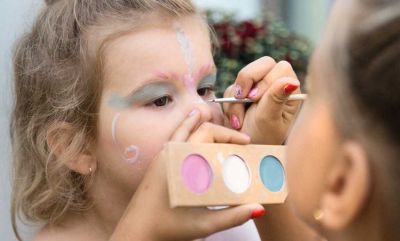 Kind mit Bio Kinderschminke im Gesicht