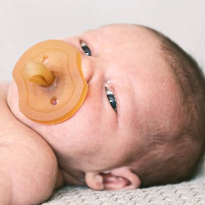 Neugeborenes mit Schnuller für das Saugbedürfnis