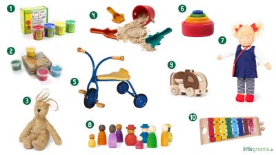 Spielzeug für Kleinkinder (Holz-Auto, Steckspiel, Sandformen) in