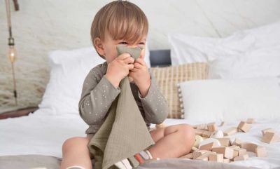 Kleinkind mit Schmusetuch  aus Bio Baumwolle