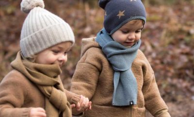 Kinder tragen Winterschals