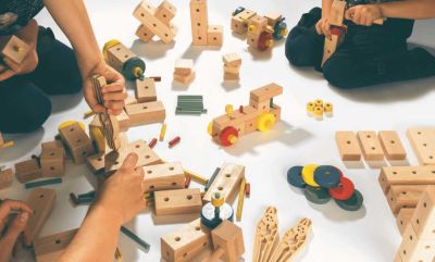 Kinder bauen mit Konstruktionsspielzeug