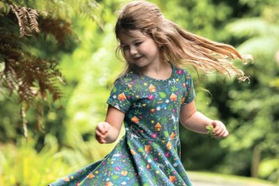 Kind trägt Kleidung einer Bio Modemarke