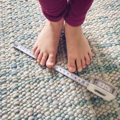 Kinderfüße für Schuhgröße ausmessen