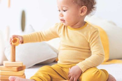 Kleinkind trägt gelbe Bio Babykleidung