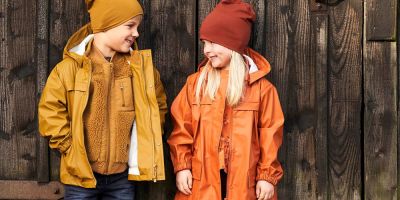 Kinder tragen nachhaltige Outdoorbekleidung
