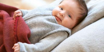 Baby im grauen Winterschlafsack aus Wolle