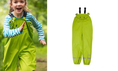Kind trägt recycelte Kinder Regenhose