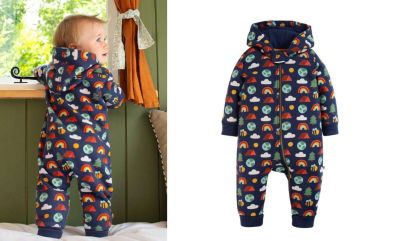 Baby trägt Outdooroverall